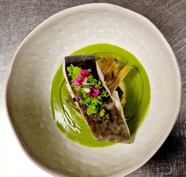 Le cabillaud Skrey, nage petits pois gingembre, citronnelle, œuf de tobico wasabi Eyguières