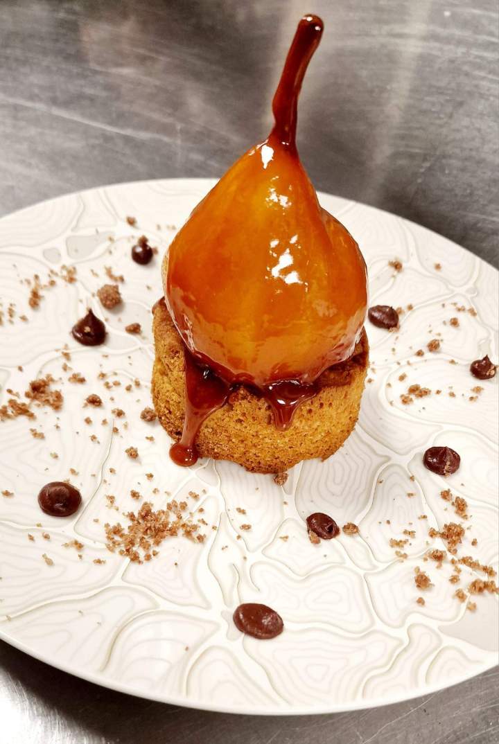 Poire pochée caramel badiane, palet breton, crème pâtissière chocolat 70% Mayan Red Honduras, caramel beurre salé Eyguières